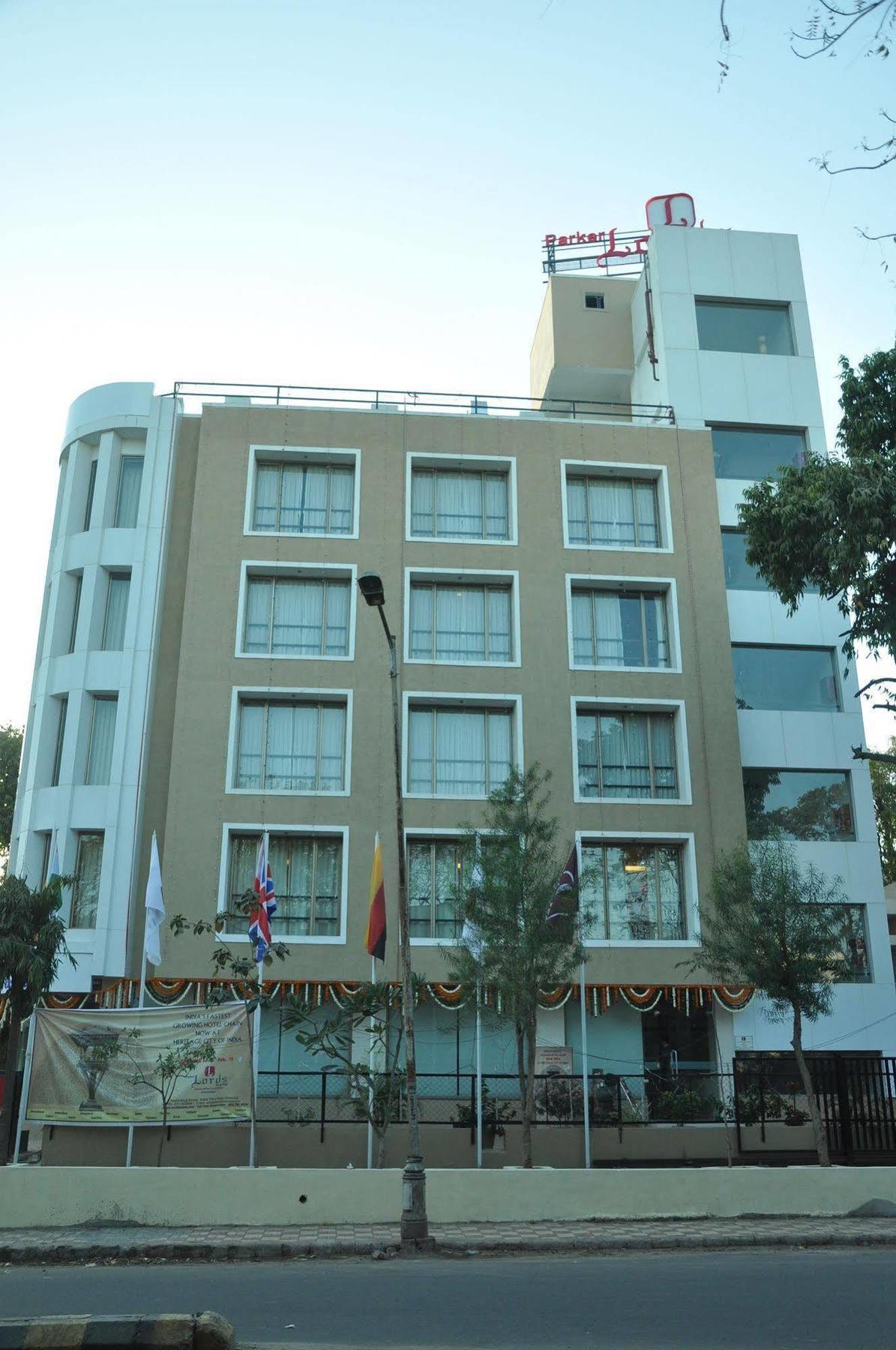 Treebo Trend Hotel Parker Ахмедабад Экстерьер фото