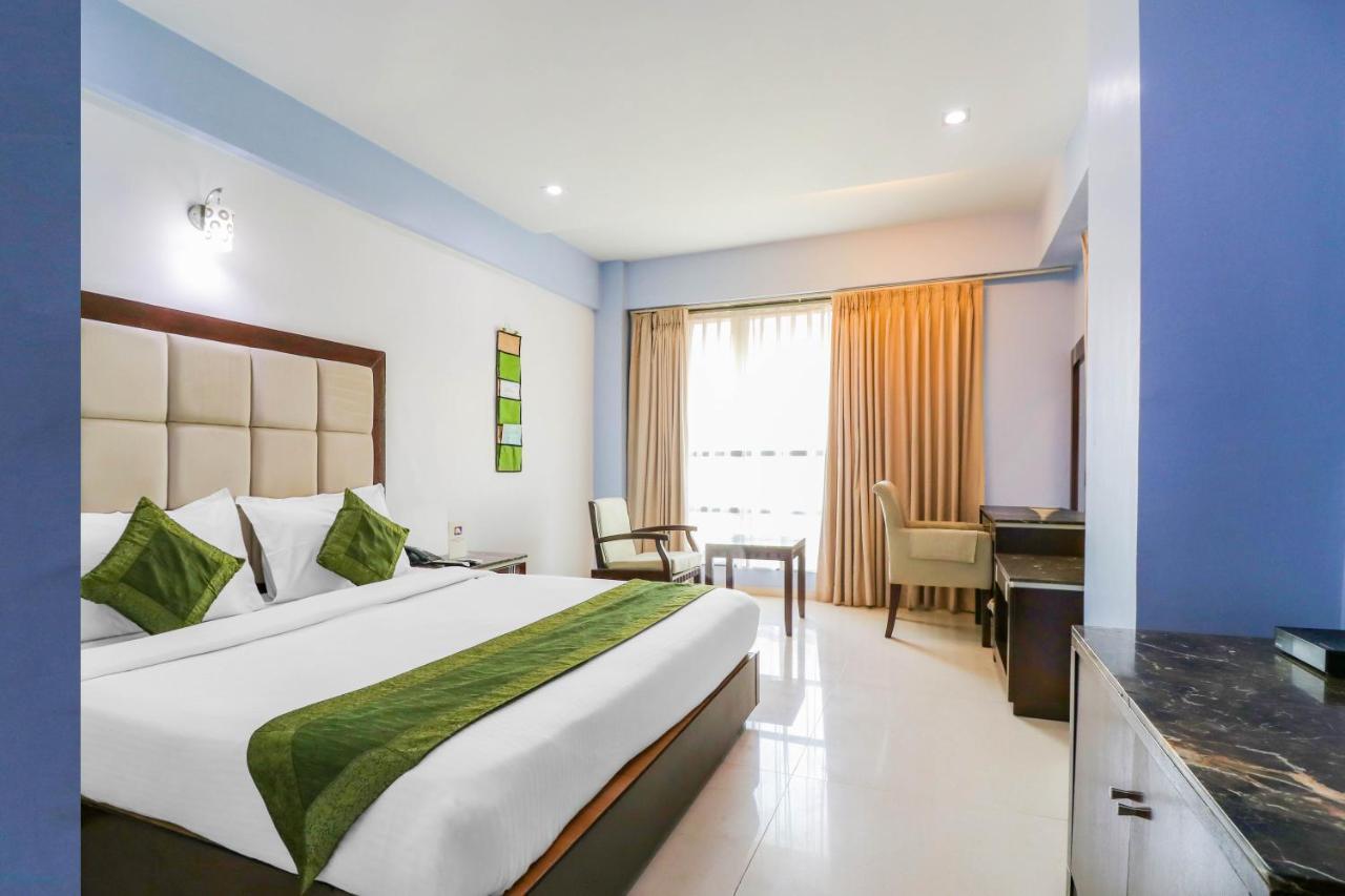 Treebo Trend Hotel Parker Ахмедабад Экстерьер фото