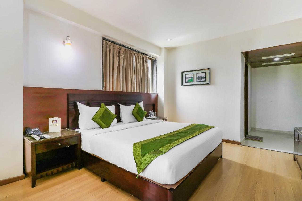Treebo Trend Hotel Parker Ахмедабад Экстерьер фото