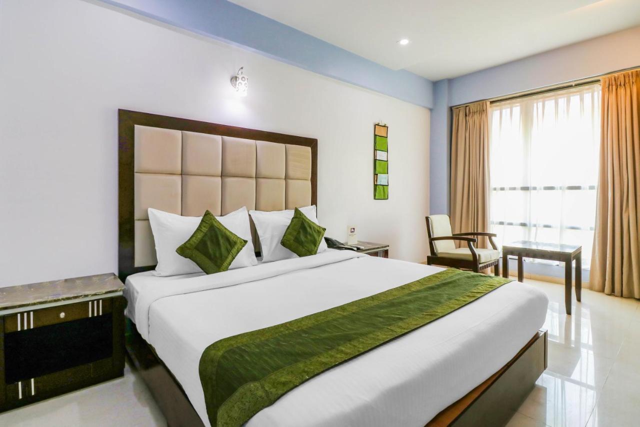 Treebo Trend Hotel Parker Ахмедабад Экстерьер фото